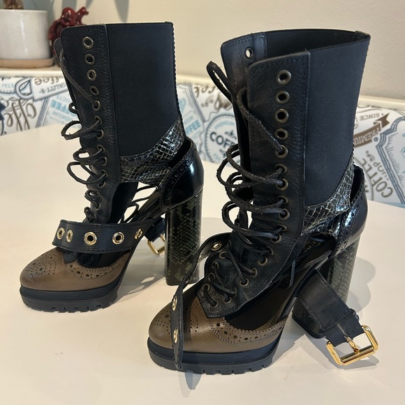 Burberry lace up boots - size 6.5 - Picture 8 of 10